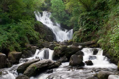 Фото река в камнях, водопад