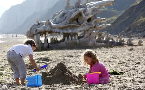 Дети на пляже, скелет дракона