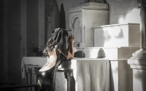 Девушка молится в церкви