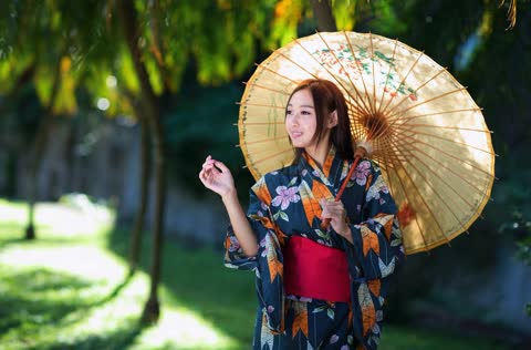 Девушка азиатка с зонтом