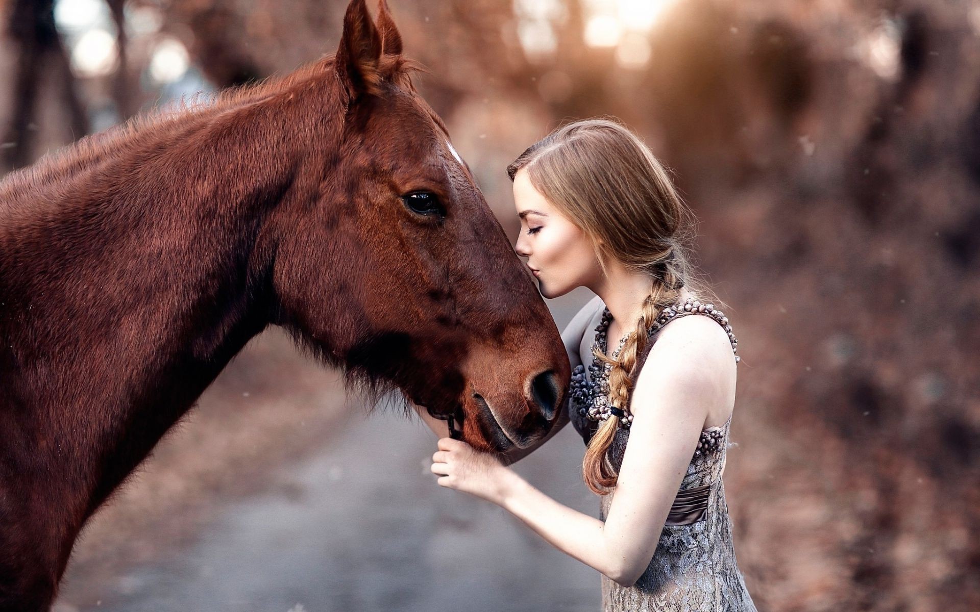 Лошадь, девушка, поцелуй