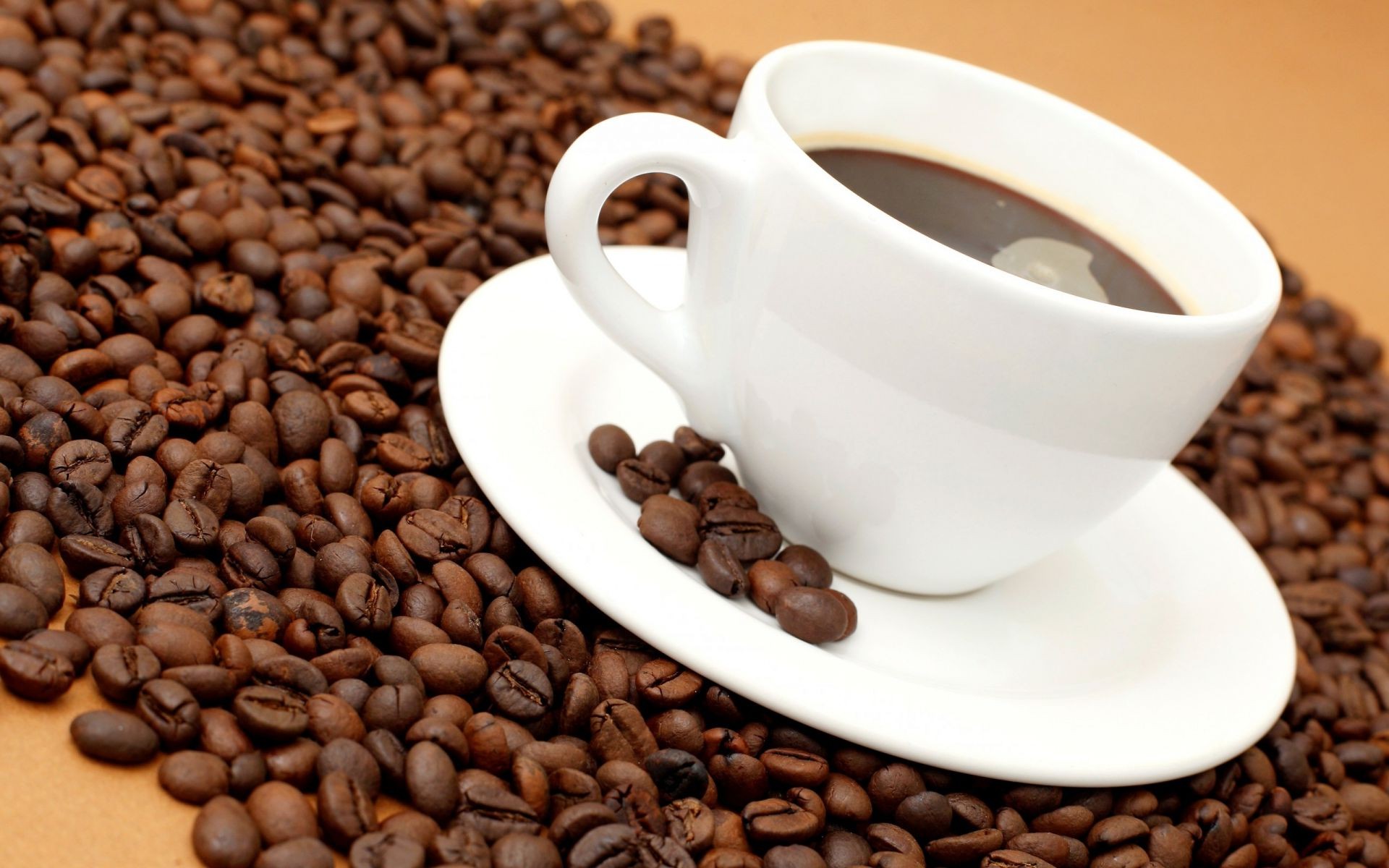 Чашка кофе и кофейные зёрна