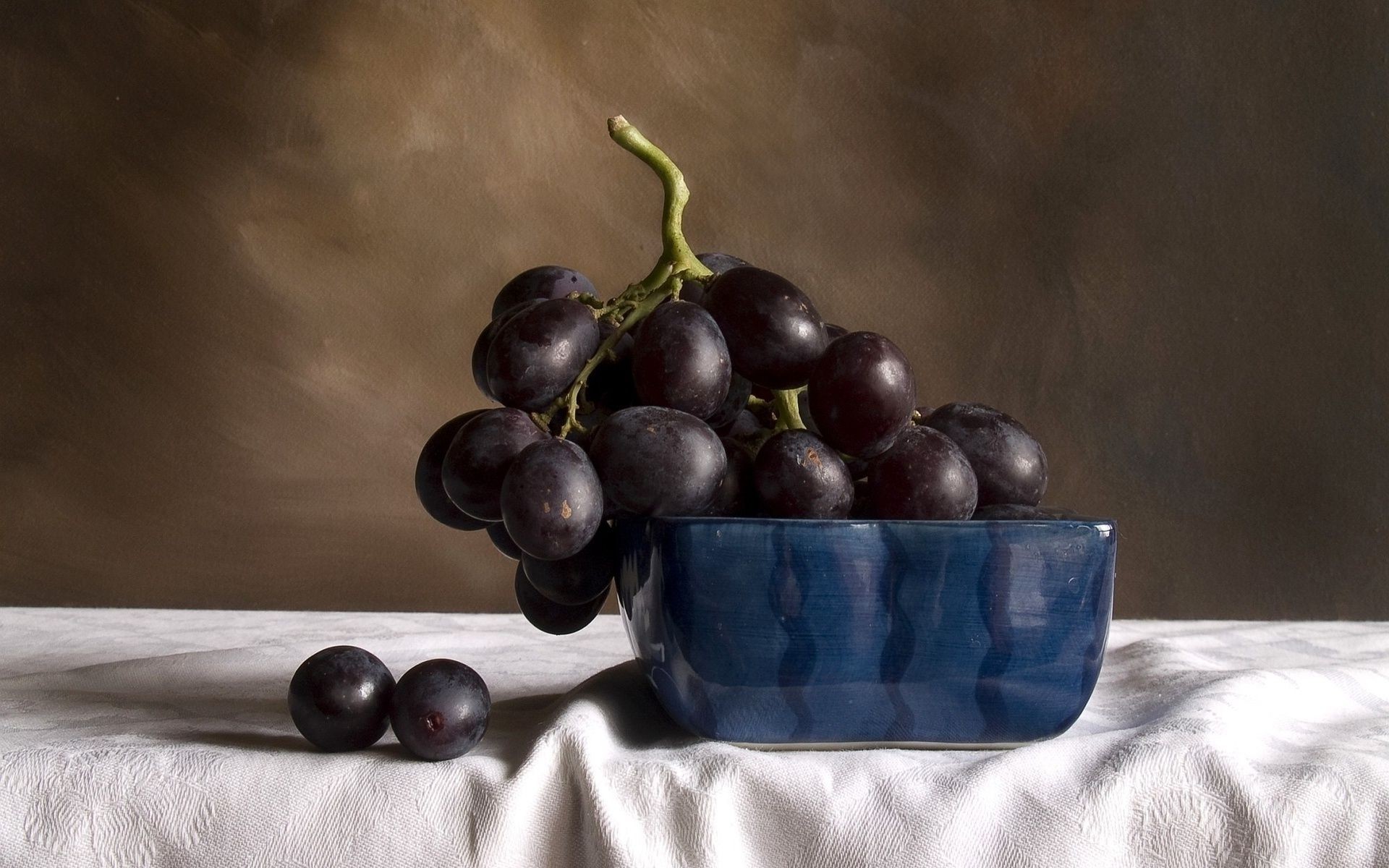 Гроздь черного винограда