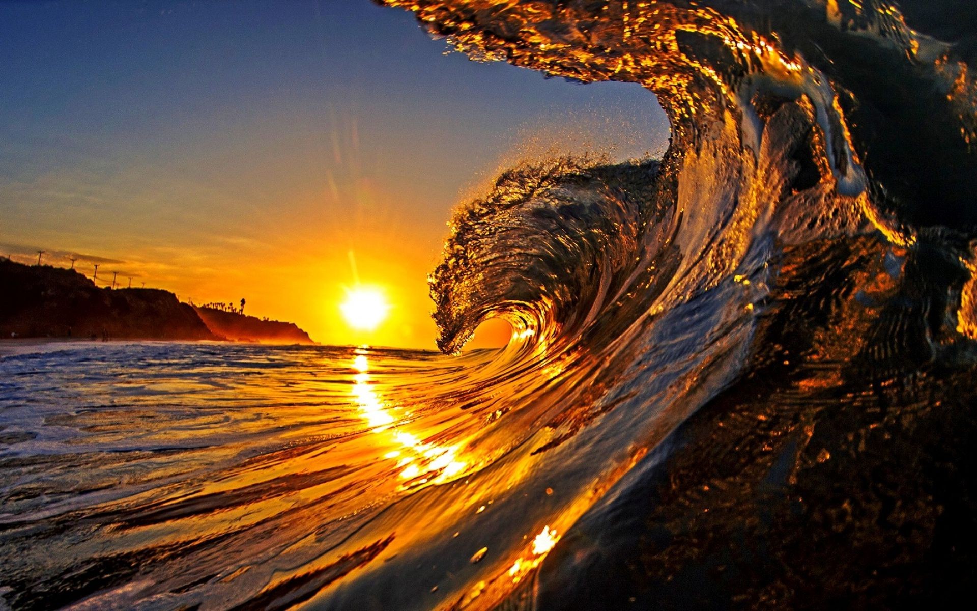 Морская волна на закате