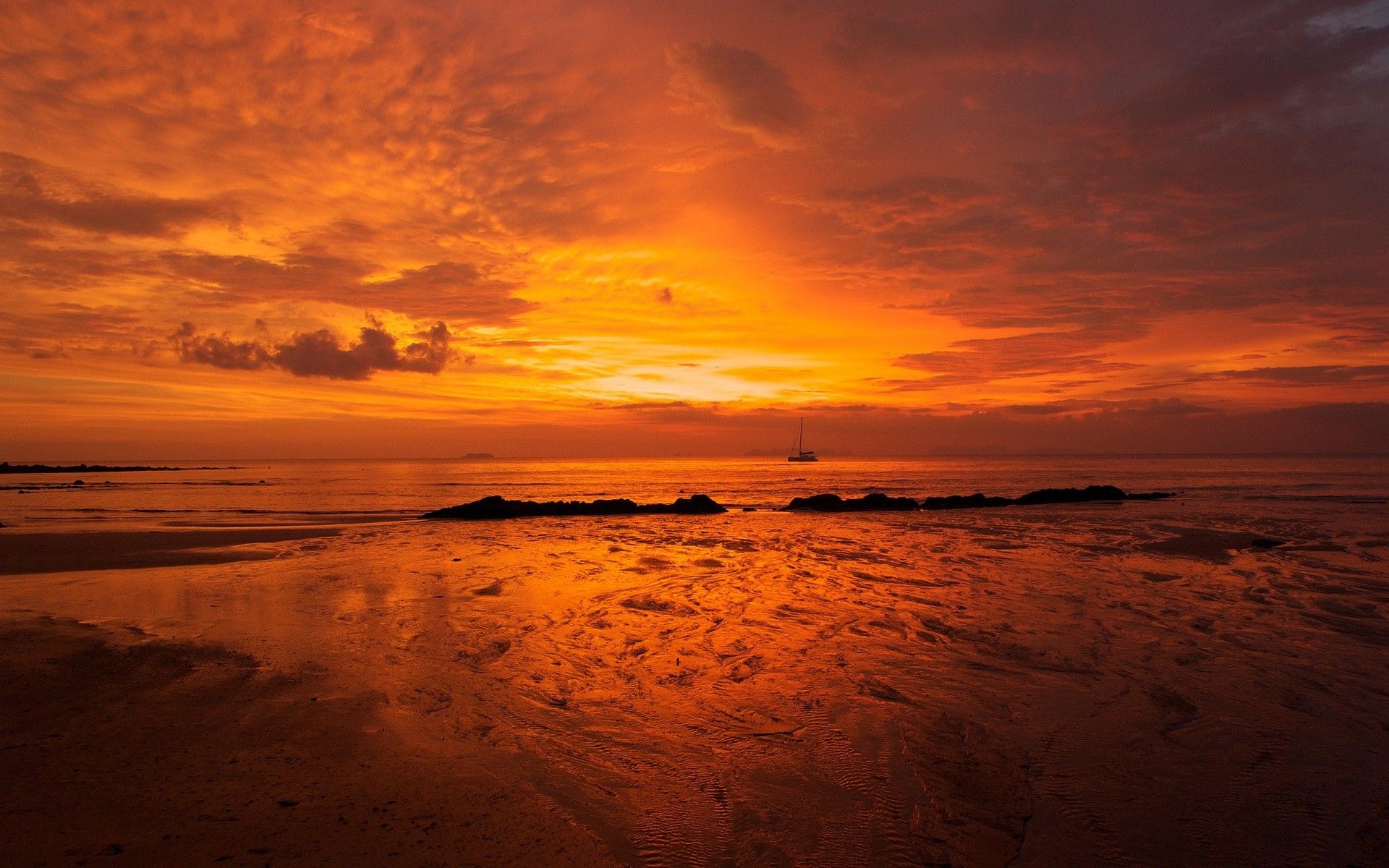 Оранжевый закат над морем