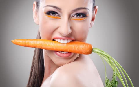 Девушка с морковкой во рту