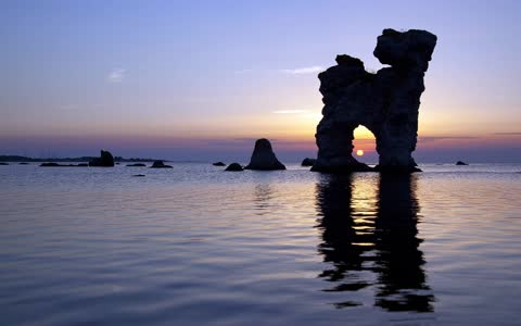 Каменная арка в море